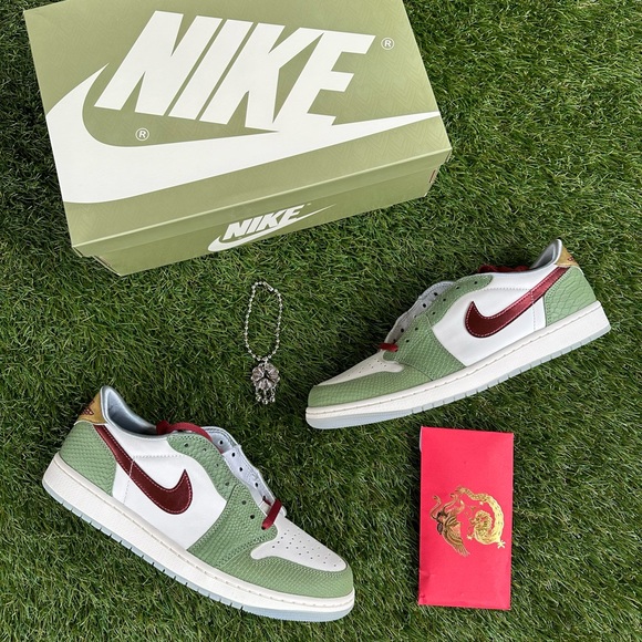 Jordan 1 Retro Low OG
Year of the Dragon - Picture 3 of 4